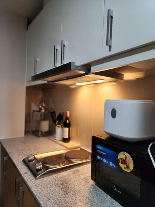 Luxestaysmnl Coastal Chic Netflx 380Mbps Pool Bgc مانيلا المظهر الخارجي الصورة